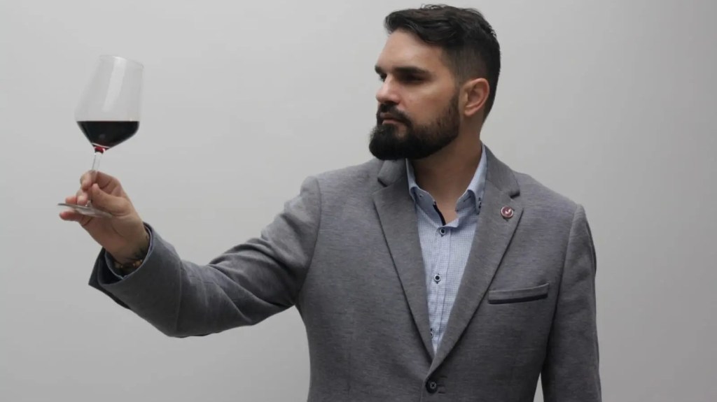 Álvaro Cuéllar, sommelier, protagonista del espacio de Hypergeek #7personasinspiradoras